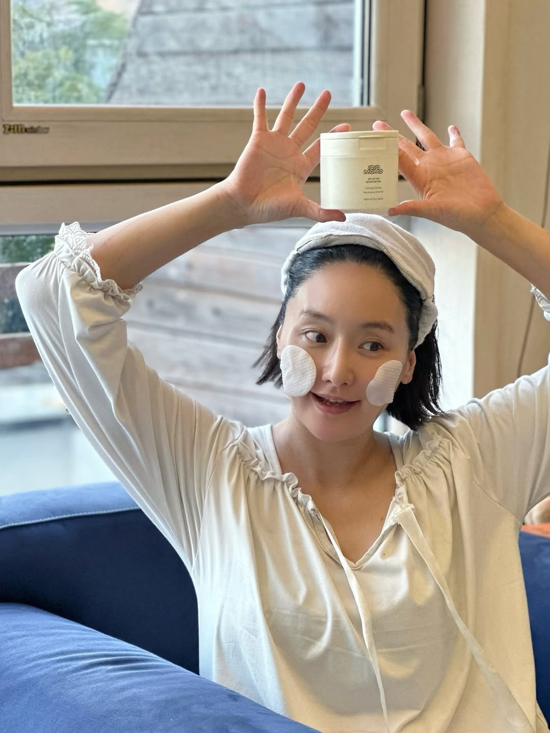 Photo shared by 몰디 / 김지형 on September 27, 2025 tagging @jojomomo.cos. May be an image of 1 person, hair product, hand cream, lotion and text.