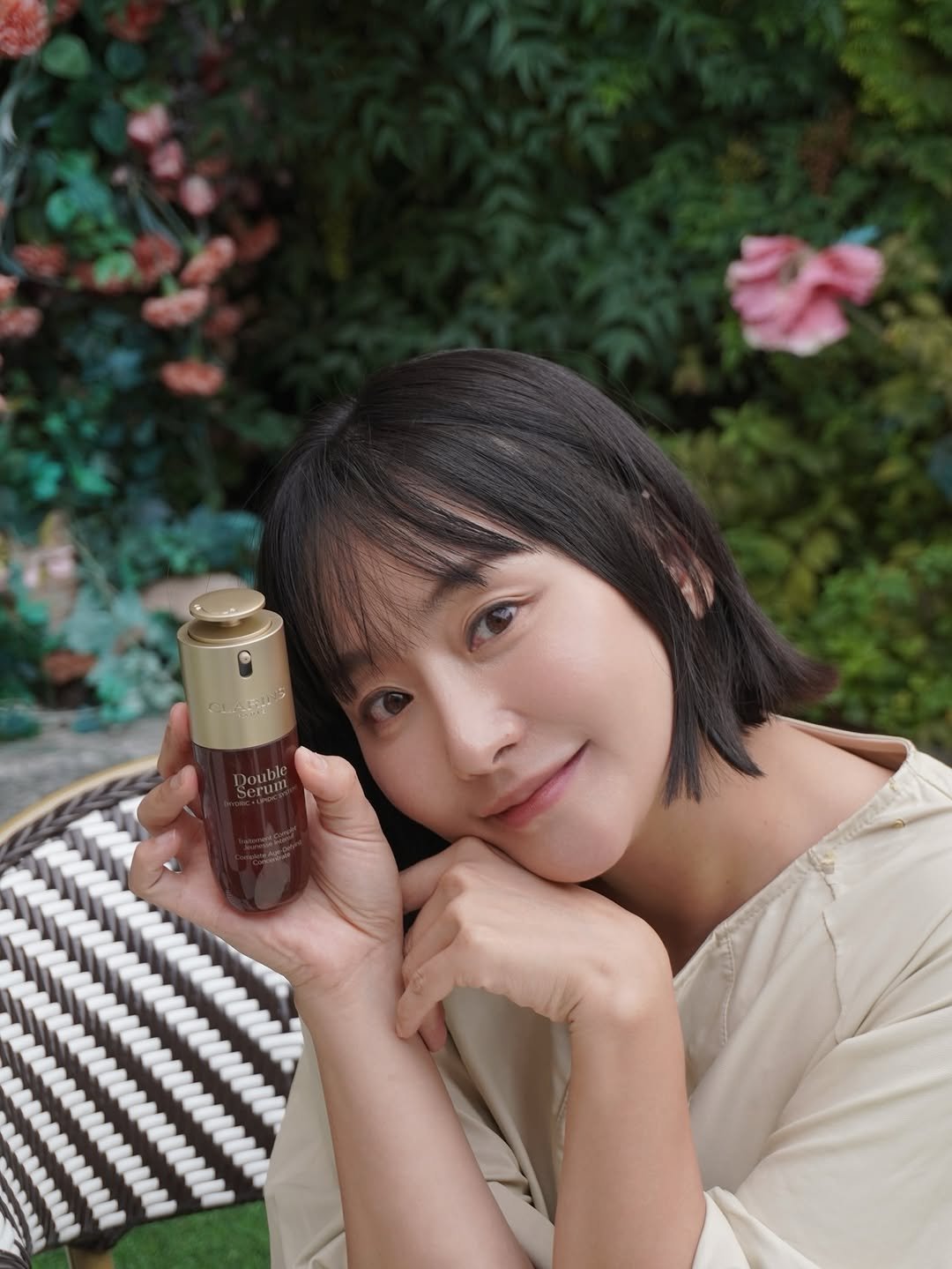 Photo shared by 몰디 / 김지형 on September 28, 2025 tagging @clarinskorea. May be an image of 1 person, makeup, hair, hair product, fragrance and text.