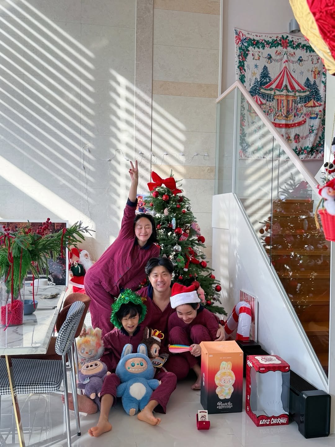 Photo by 몰디 / 김지형 on December 25, 2025. May be an image of gingerbread cookie, christmas tree, Christmas stocking, toy, tinsel, snowman and text.