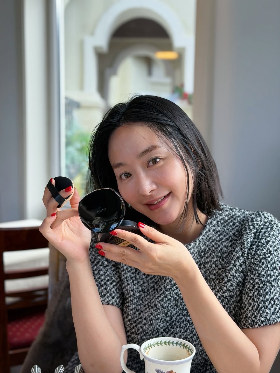 Photo shared by 몰디 / 김지형 on December 26, 2025 tagging @ohui.official. May be an image of coffee cup, tea, cup, teacup and text.