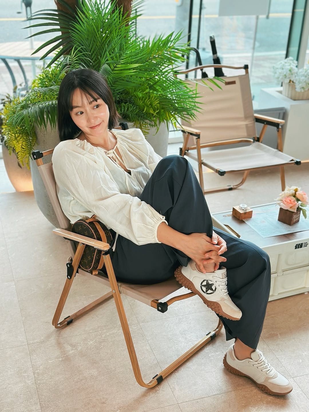 Photo by 몰디 / 김지형 on September 28, 2025. May be an image of 1 person, deck chair, chair, chaise lounge, rocking chair, armchair and text.