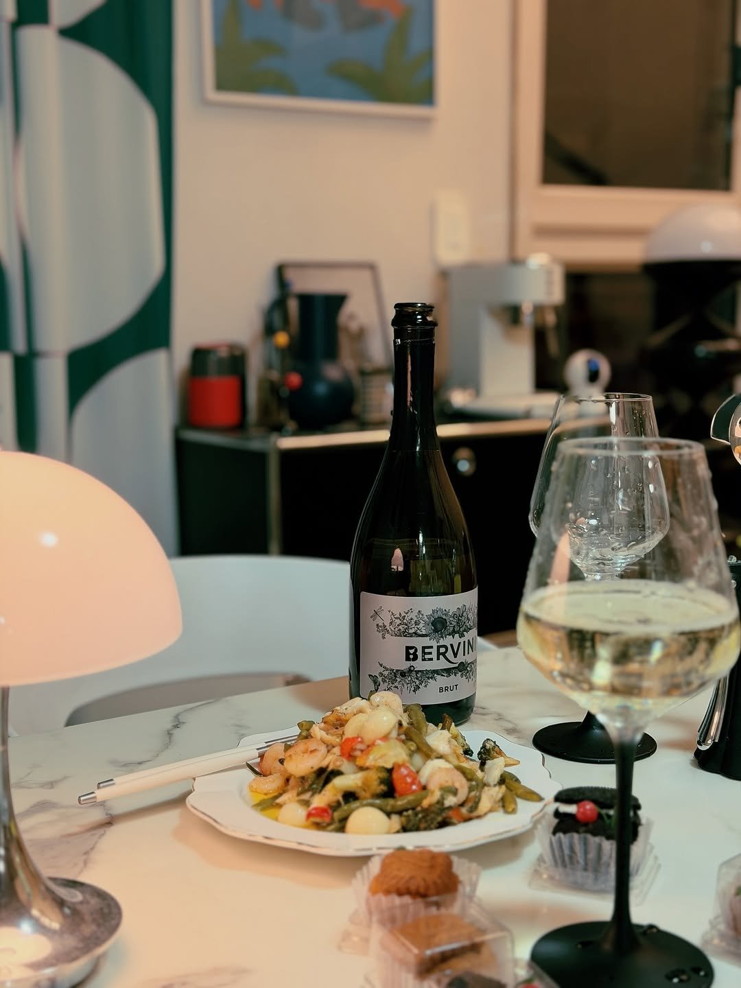 Photo shared by 몰디 / 김지형 on November 13, 2025 tagging @trend.international. May be an image of champagne and text.