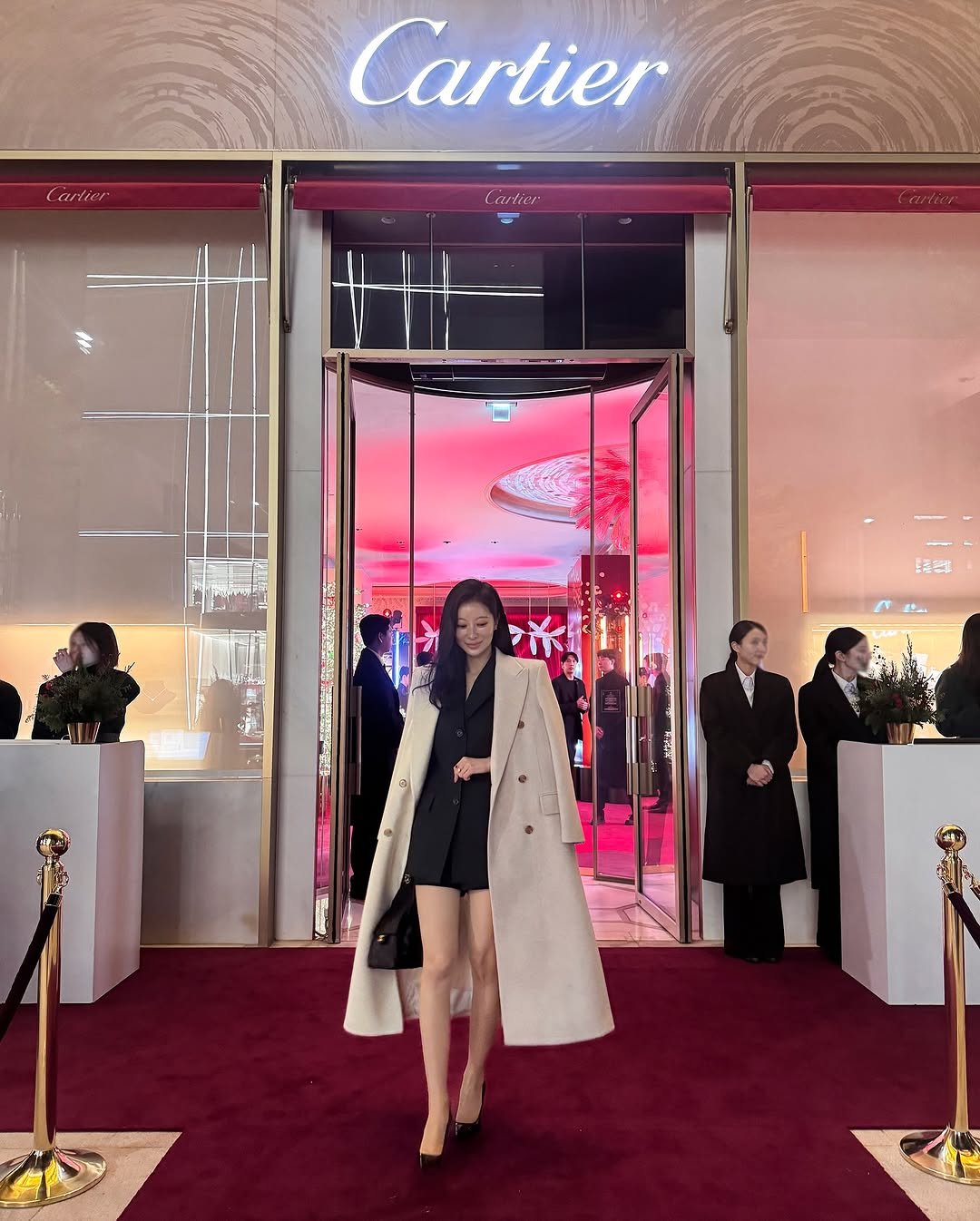 Photo by 나는꽃 on November 27, 2025. May be an image of overcoat and text that says 'Cartier Cartier Cartier Cartier 추담당'.