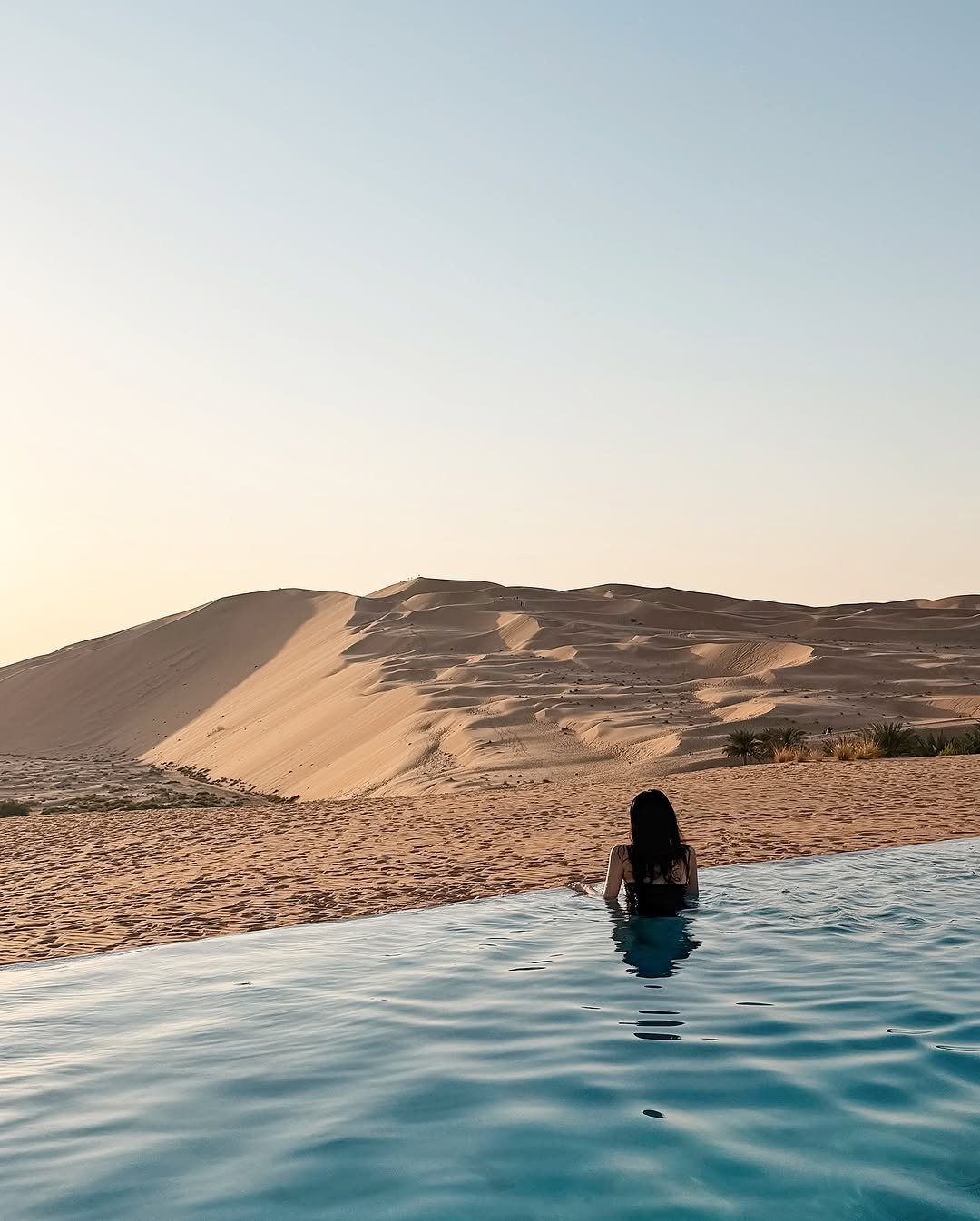 Photo shared by 나는꽃 on March 04, 2026 tagging @anantaraqasralsarab. May be an image of pool, water, outdoors and text.