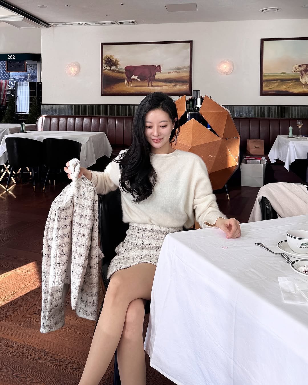 Photo by 나는꽃 on January 08, 2026. May be an image of miniskirt, tablecloth and text.