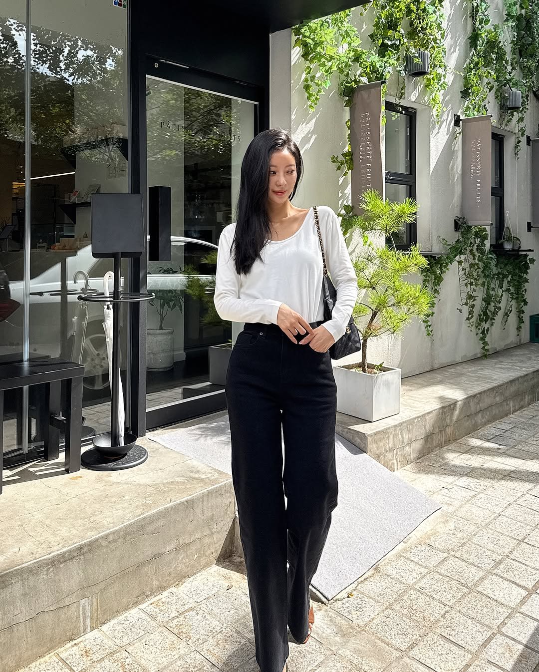 Photo by 나는꽃 on November 15, 2025. May be an image of one or more people, suit and text.