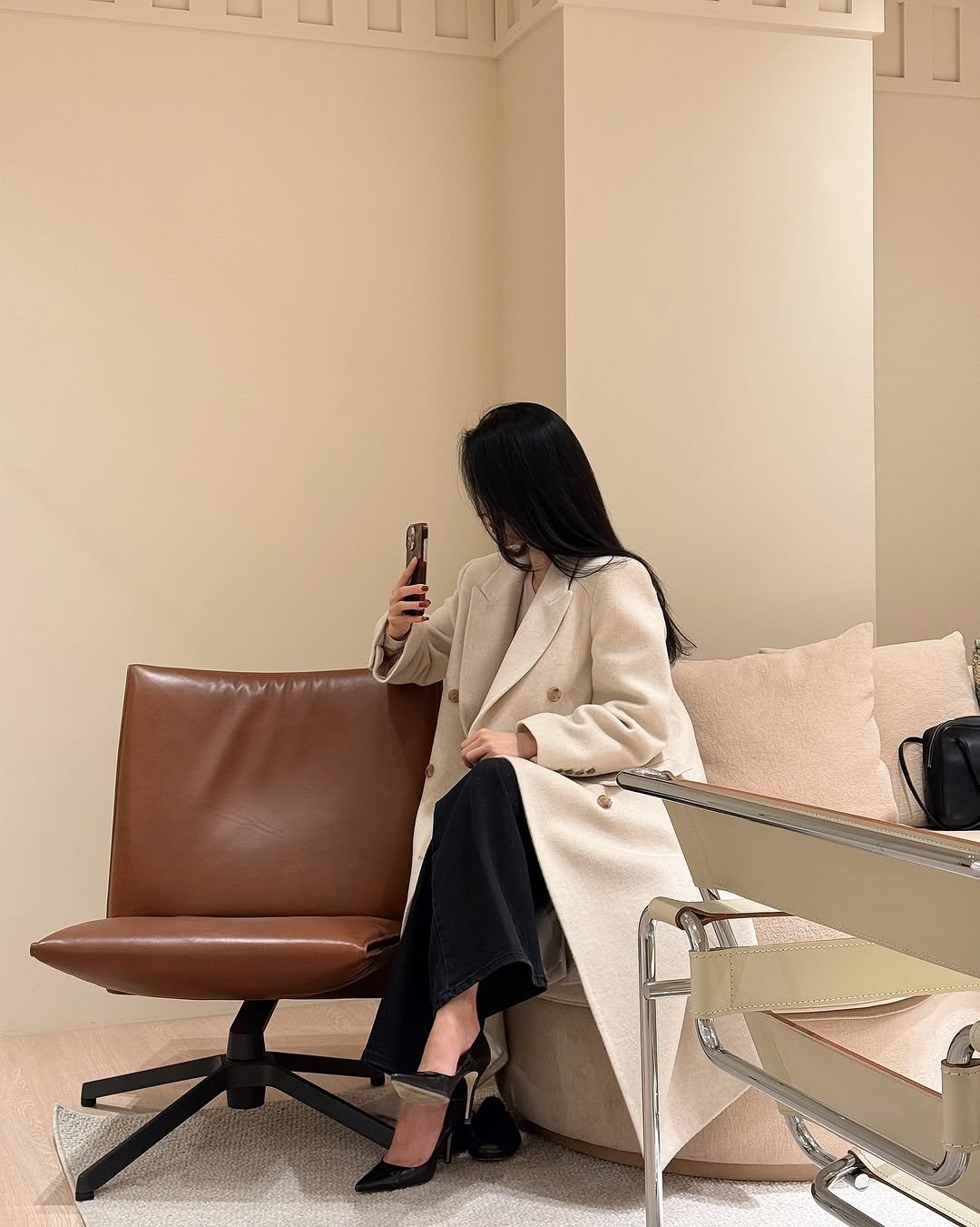 Photo by 나는꽃 on November 25, 2025. May be an image of duffle coat, overcoat, armchair, chaise lounge, cornflower, indoors, office and text.