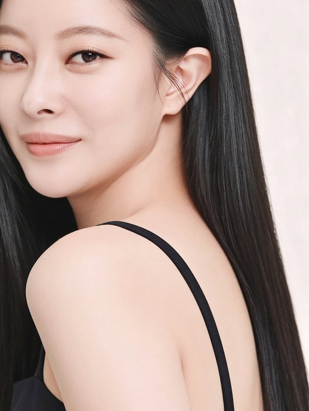 Photo by 나는꽃 on February 14, 2026. May be an image of one or more people, bangs, makeup and text.