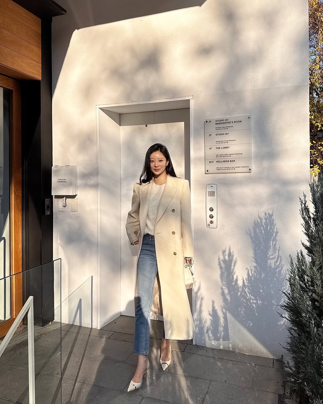 Photo by 나는꽃 on November 24, 2025. May be an image of turtleneck, cornflower and text.