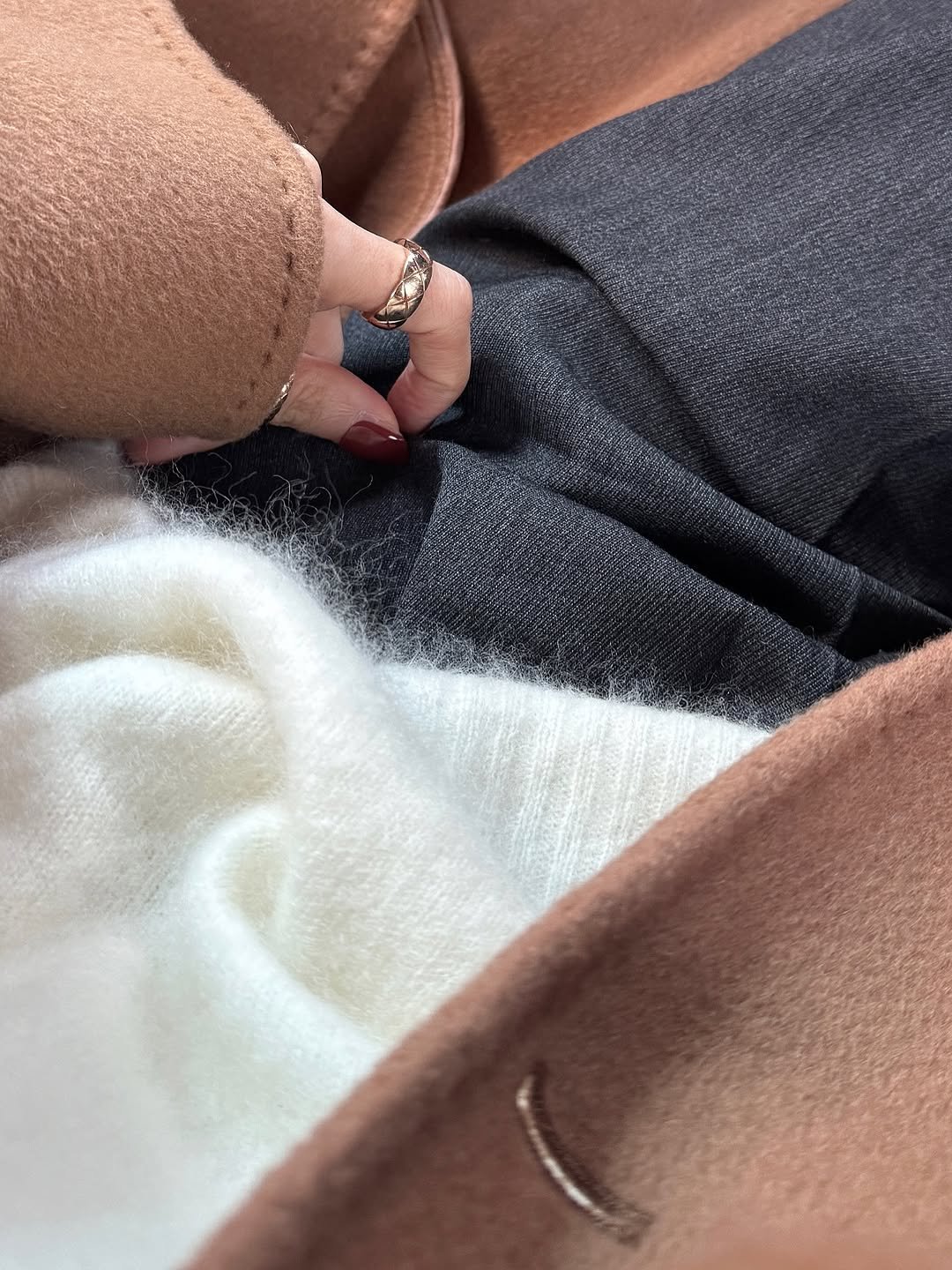 Photo by 나는꽃 on November 05, 2025. May be an image of duffle coat, overcoat, wool, shawl and text.