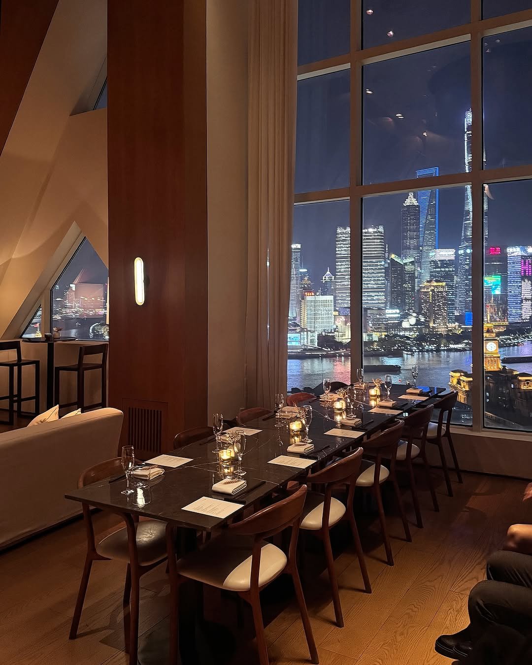 Photo shared by 나는꽃 on December 23, 2025 tagging @editionhotels. May be an image of table, lighting and text.