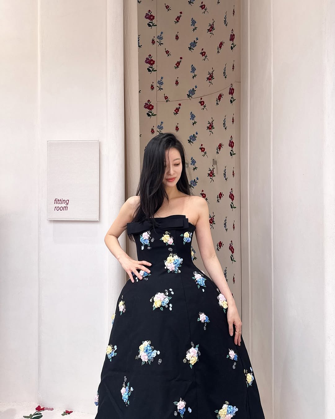 Photo shared by 나는꽃 on January 02, 2026 tagging @iamaflower, and @shushu__tong. May be an image of dress, sundress and text.