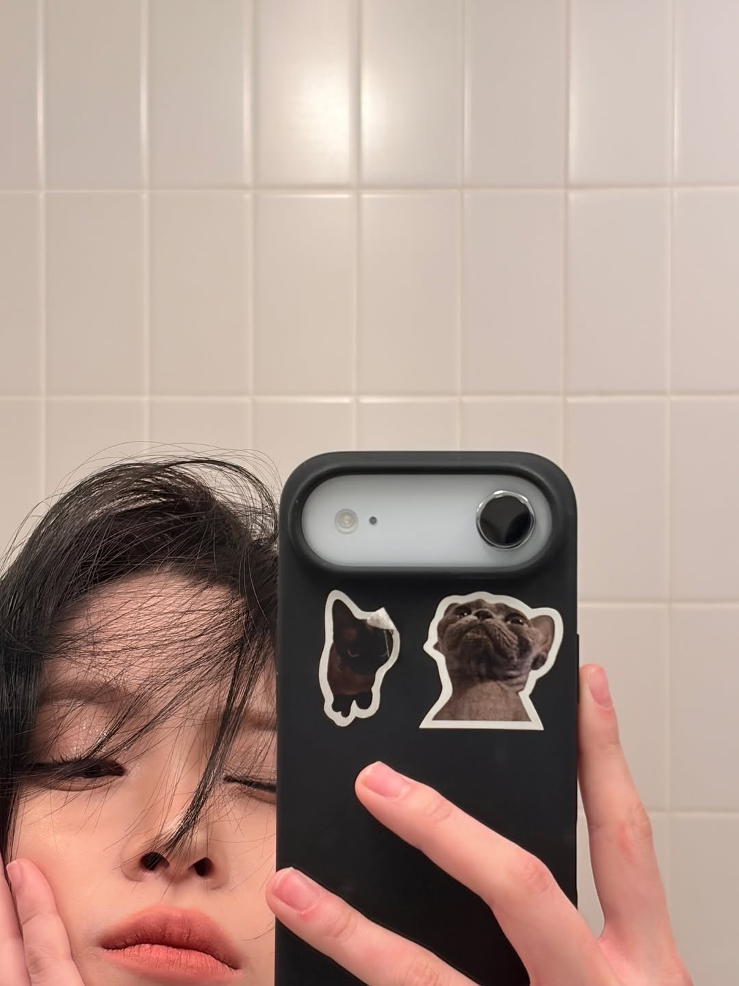 Photo by RYUJIN on December 18, 2025. May be a selfie of phone, mirror and text.