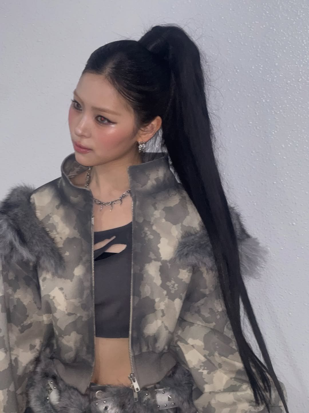 Photo by RYUJIN on November 16, 2025. May be an image of one or more people, braids, makeup, goosedown coat, sable coat, jacket, top, parka and text.