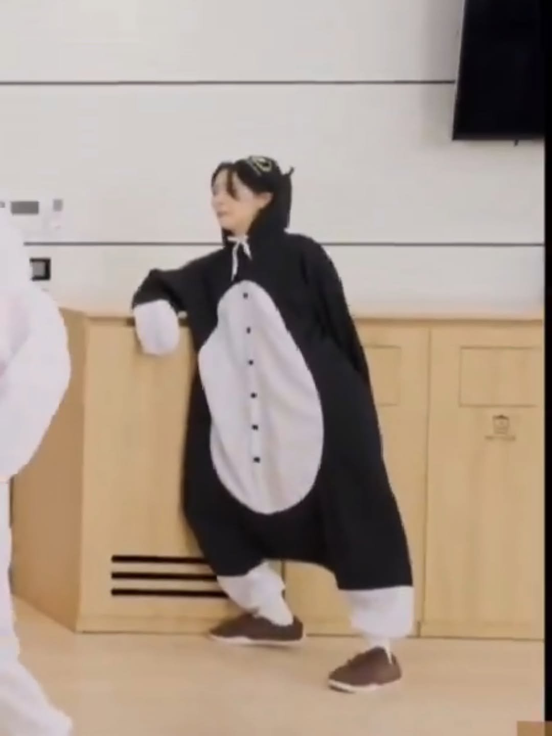 Photo by RYUJIN on November 23, 2025. May be an image of one or more people, bangs, penguin and text.