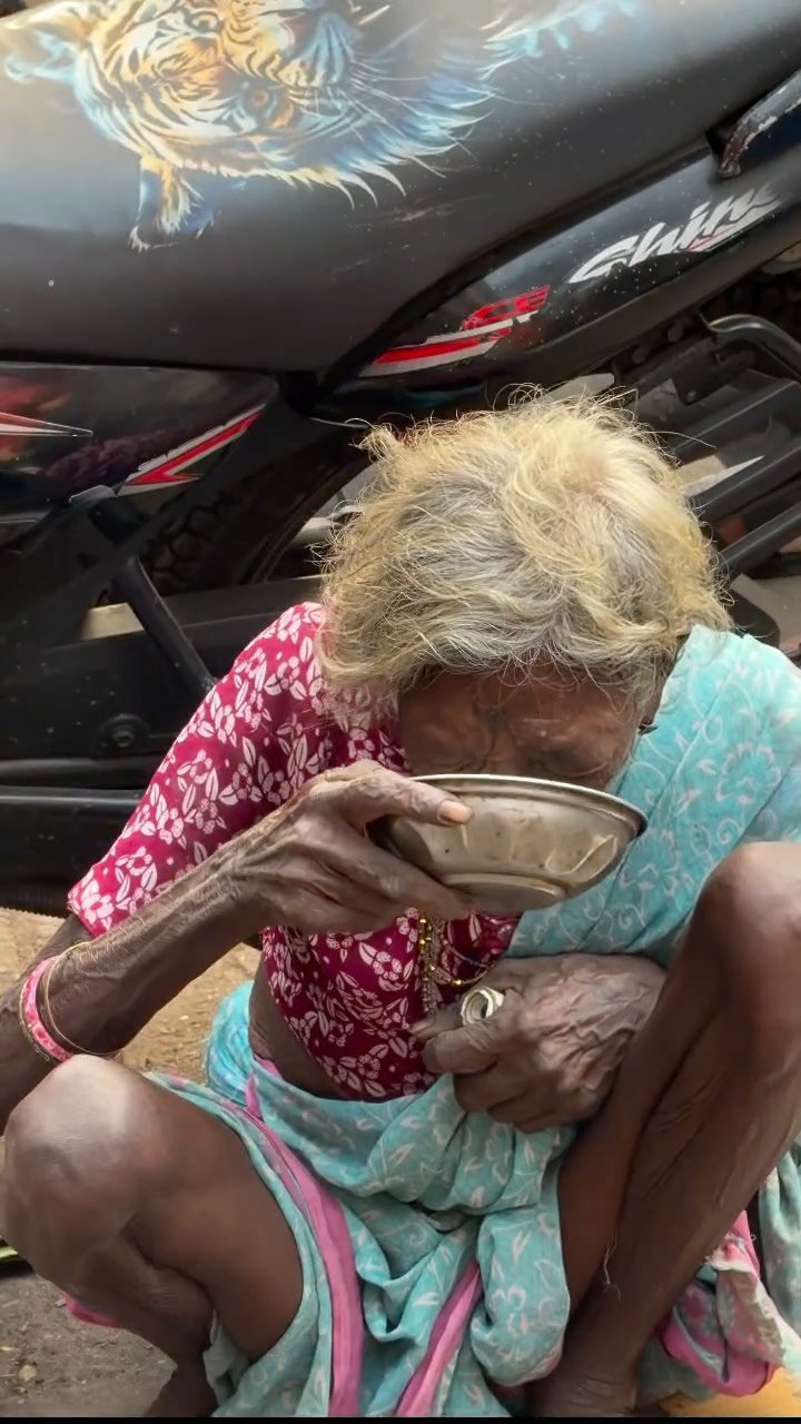 iamhussainmansuri 게시물 이미지: Wait for her happiness💯☺️❤️ #maa #humanity...