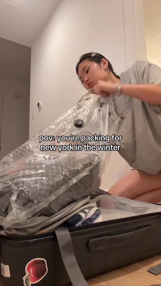 iamjuliahuynh 게시물 이미지: is it possible for a suitcase to implode #nyc...