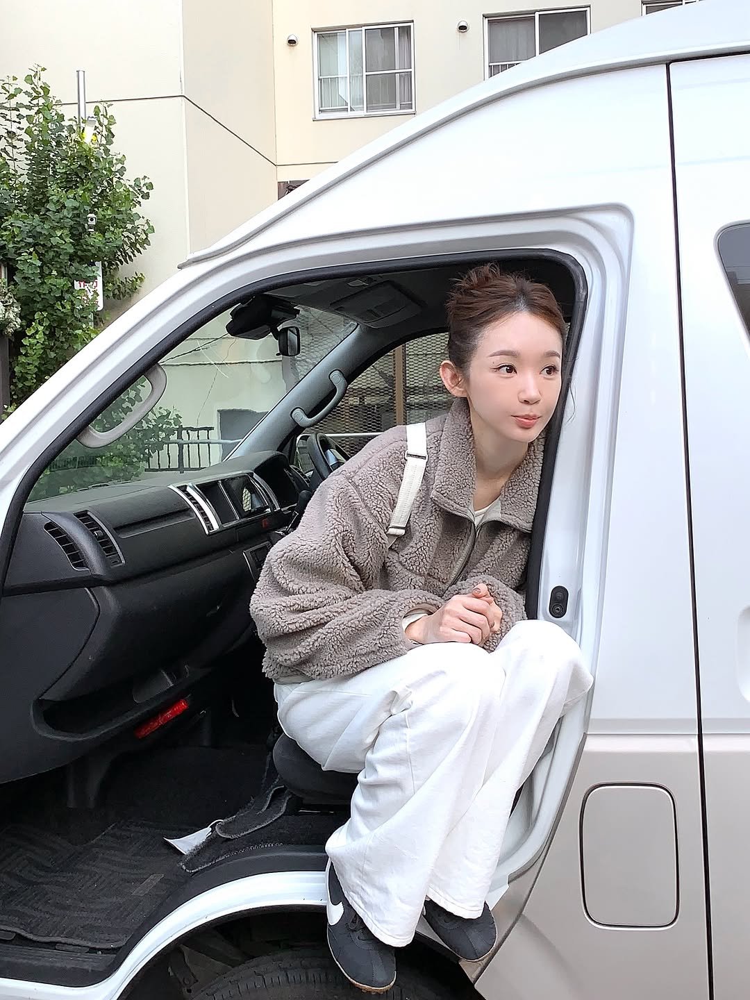 Photo shared by 강민경 (행동파) on November 11, 2025 tagging @aviemuah. May be an image of duffle coat, goosedown coat, parka, sweatpants, minivan and text.