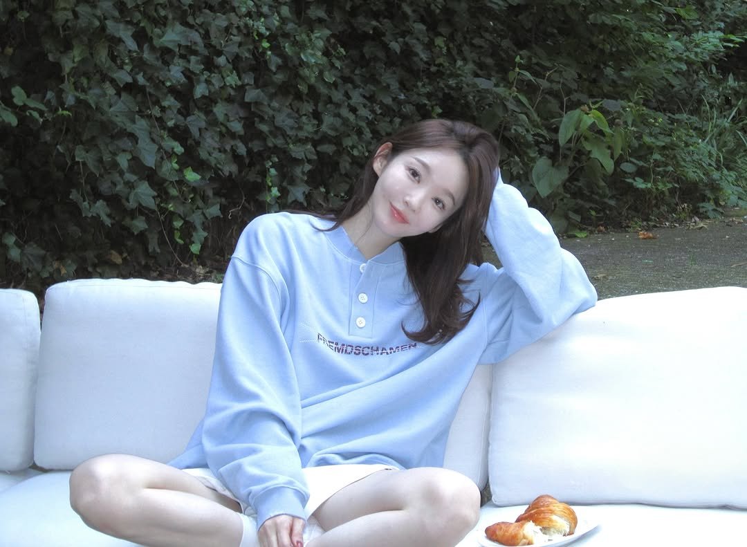 Photo shared by 강민경 (행동파) on September 07, 2025 tagging @aviemuah. May be an image of 1 person, sleepwear, top, sweatshirt and text that says 'FREMDSCHAMEN SIV'.