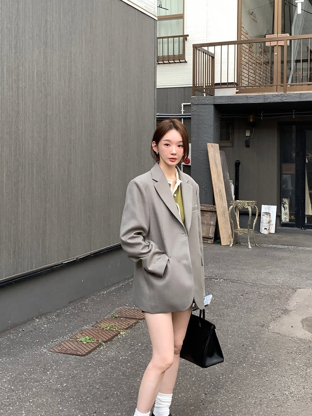 Photo shared by 강민경 (행동파) on October 26, 2025 tagging @aviemuah. May be an image of duffle coat, overcoat, suit, blazer, miniskirt and text.
