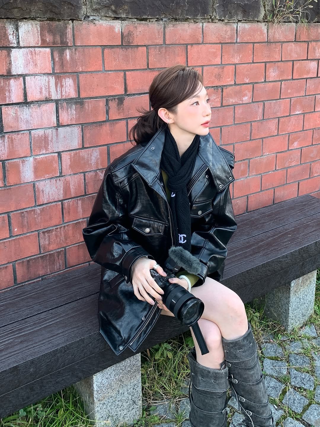 Photo by 강민경 (행동파) on October 29, 2025. May be an image of duffle coat, overcoat, raincoat, parka, brick wall and text.