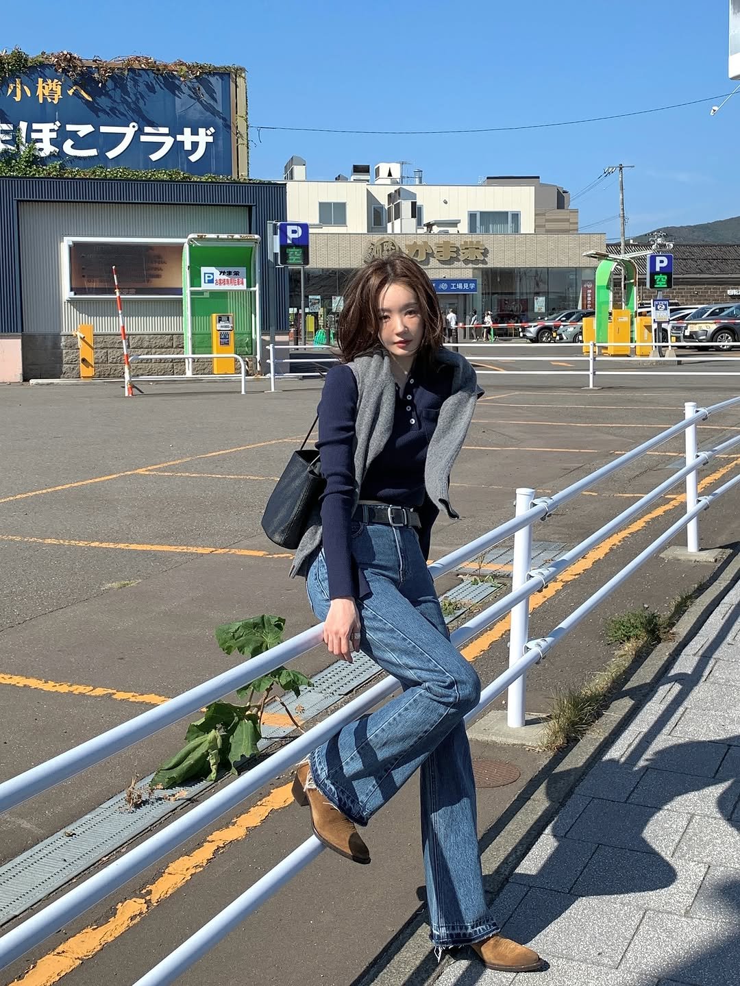 Photo shared by 강민경 (행동파) on October 27, 2025 tagging @aviemuah. May be an image of telephone pole and text.