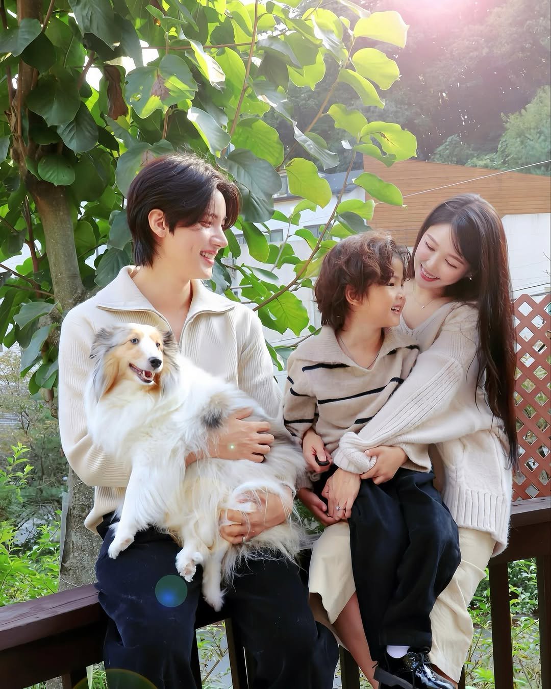 ians_family 게시물 이미지: 평상복컷은 이안이가 그만하고싶대서 5분도 못 찍었는데 왠지 이게 더 예쁜 것 같기도🤔