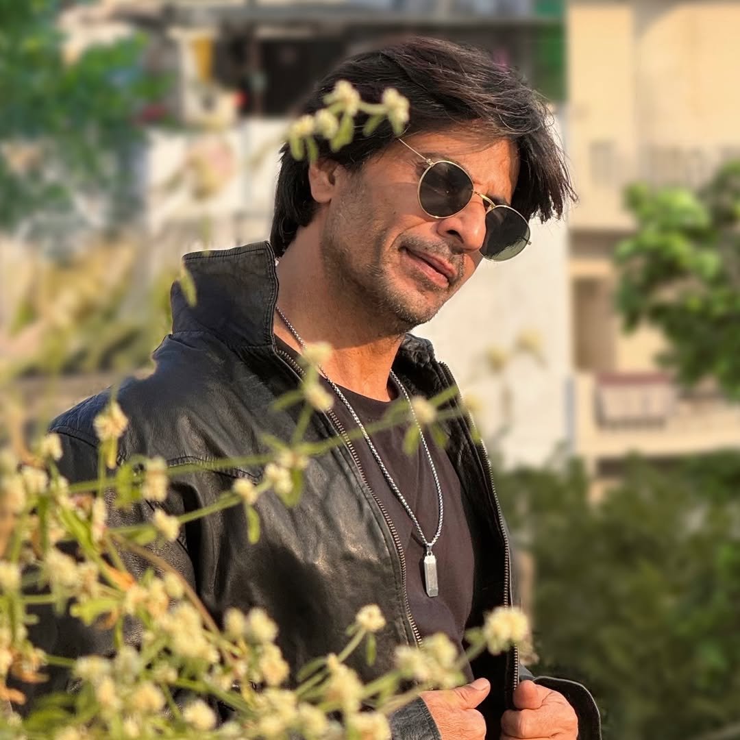 Photo shared by Ibrahim qadri on November 27, 2025 tagging @iamsrk, and @ibrahim__qadri. May be an image of one or more people, beard, people smiling, sunglasses, outdoors and text.