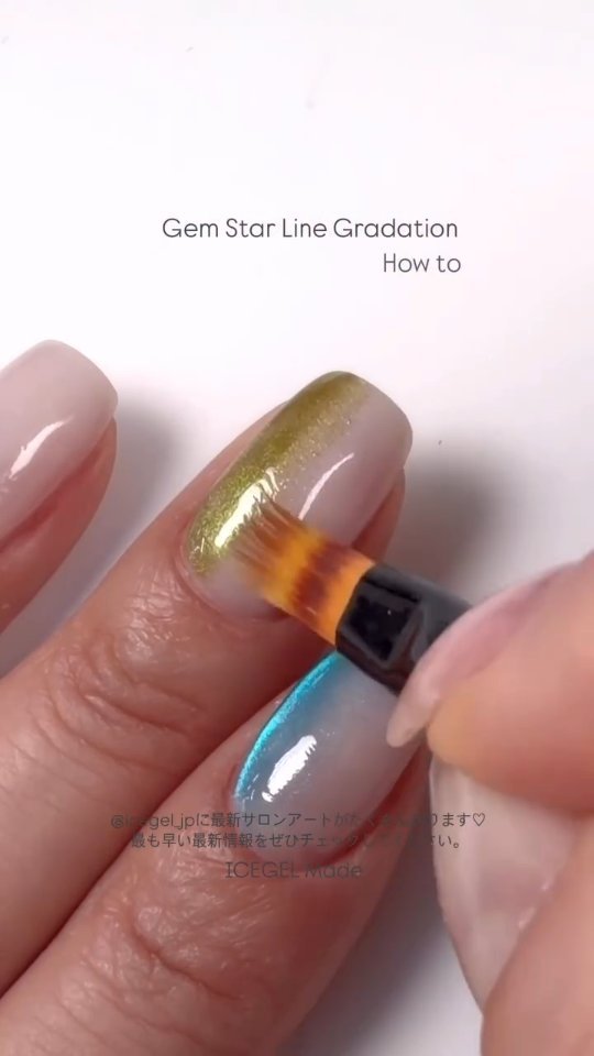 icegelnail 게시물 이미지: 젬 별빛네일 하나로 완성되는 그라데이션 라인아트 

우유빛 화이트 베이스 위에 맑게...