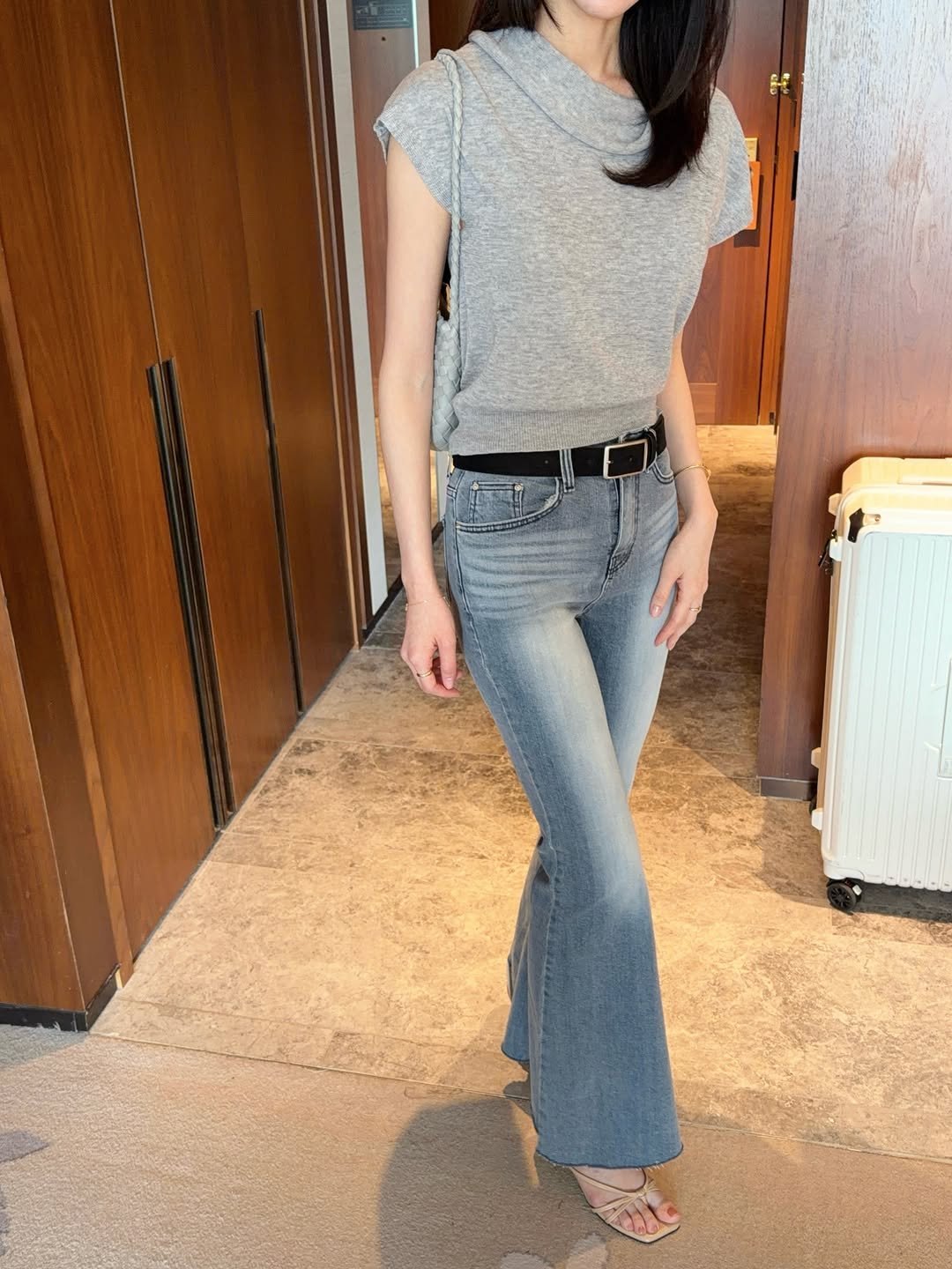 ieeduna 게시물 이미지: 요즘 빠져있는 카울넥🙆🏻
자연스럽게 늘어지면서 드레이프 되는 넥 라인이 시선을...
