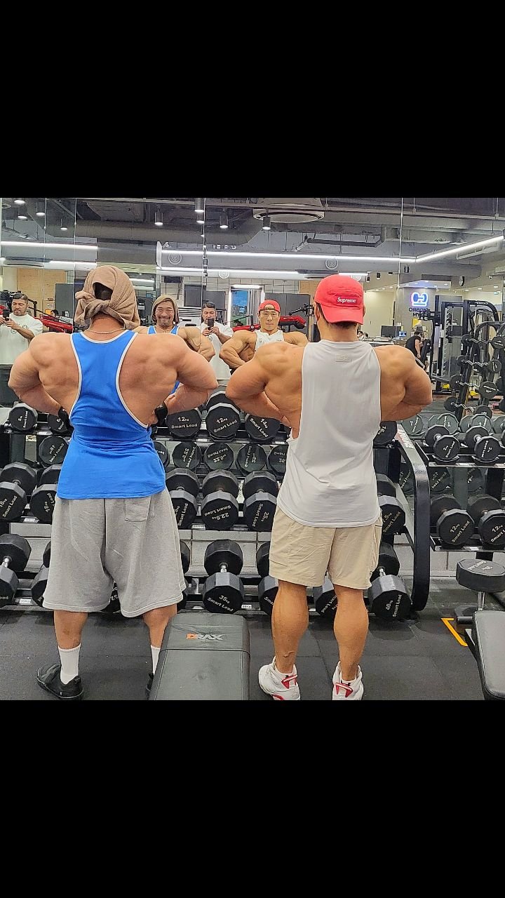 ifbbpro_beom 게시물 이미지: 여지껏 혼자 운동 했는데~
사설시합 첨 준비하면서
정수형님 한테 죠져지고.
영범이랑...