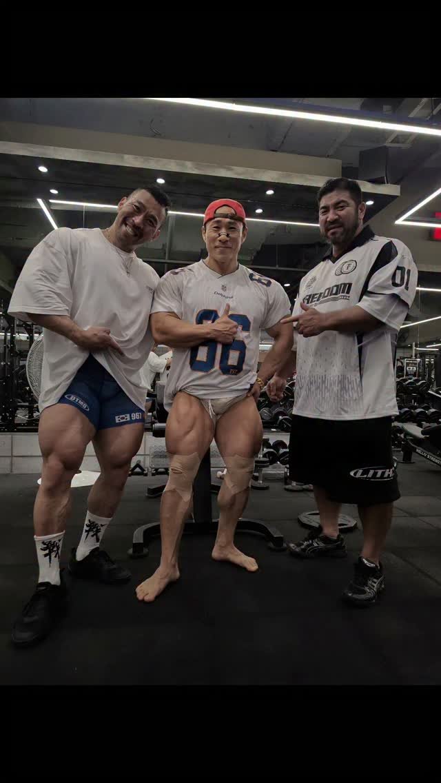 ifbbpro_beom 게시물 이미지: 오늘은 967형 영범이랑 하체운동.
영범이는 김준호글래식 준비
나는 원클래식...