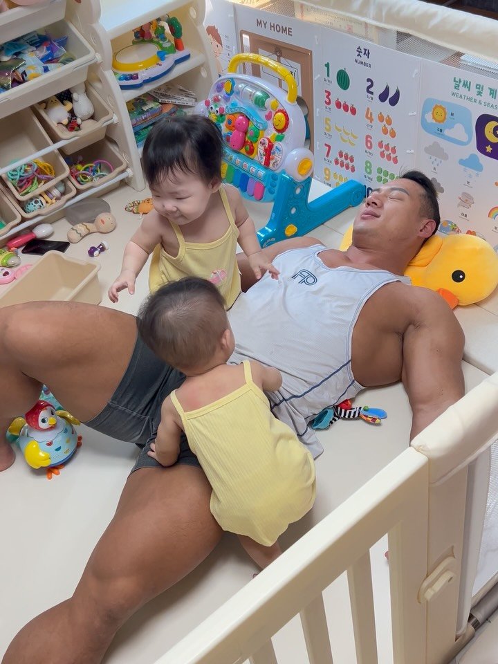 ifbbpro_bong 게시물 이미지: 일요일은 아빠와 함께 놀기 👶🏻🩷👶🏻💛👨🏻💙

소율이 은율이 아빠는
주중에 긴...