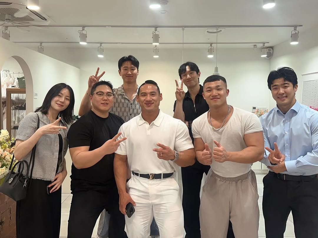 ifbbpro_bong 게시물 이미지: 가족이 아닌 내 곁에 있는 친구들.

혼자가면 빨리 갈 수는 있지만 멀리 갈 수는...