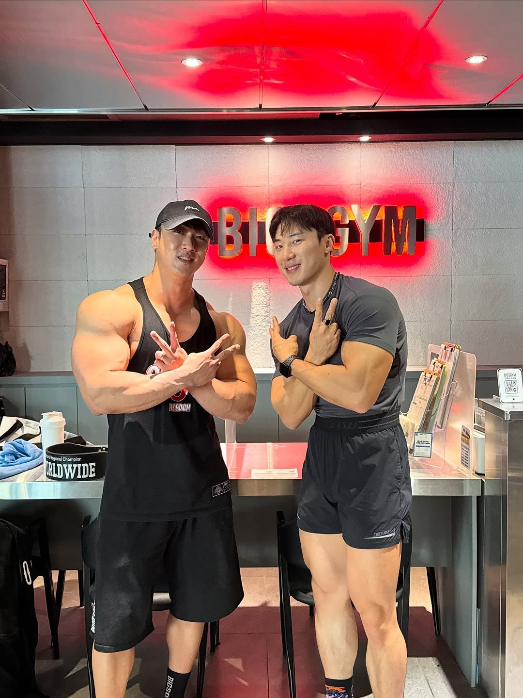 Photo shared by 🇰🇷IFBB PRO WOO HYUNG JAE (우형재) on June 16, 2025 tagging @ifbbpro_ys, @borntowin.co.kr, and @bigsgym_sangnam. May be an image of 2 people, biceps, people bodybuilding, activewear, sportswear and text that says 'OBIOSYM BI SYM SPOP RLDWIDE วย'.