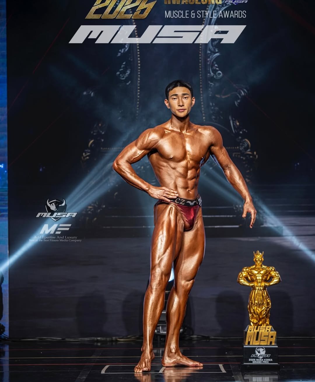 ifbbpro_myeong_ho 게시물 이미지: 한 달에 200개가 넘는 수업을 하면서도
틈틈이 시간을 쪼개 운동을...
