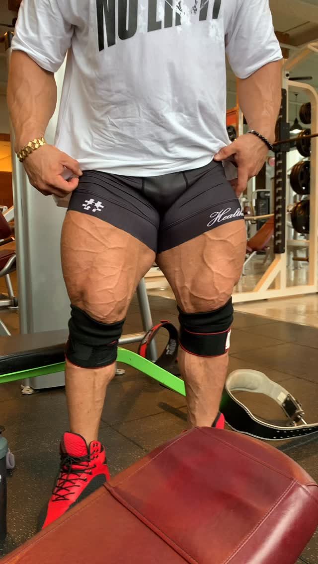 ifbbpro_shin 게시물 이미지: .
옛 시합 준비할 때 하체 운동 후에..

나 자신과 타협 없이
오로지 한 가지...