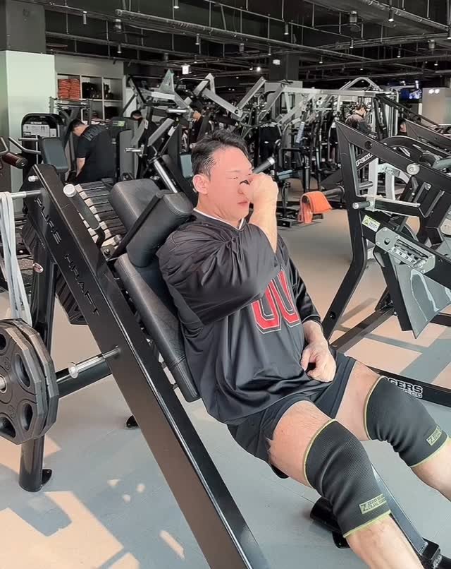 ifbbpro_shin 게시물 이미지: .
새로운 아이템 코에 부착!
비강확장기🔥
코가 막혀 코로 숨쉬기 힘들었는데 
설마...