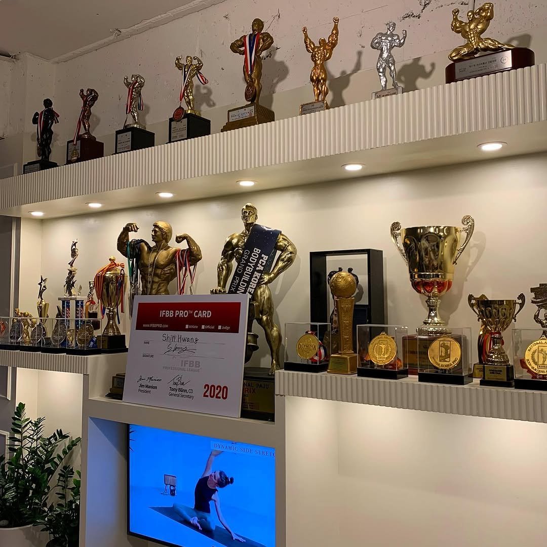 ifbbpro_shin 게시물 이미지: .
문득 진열된 트로피들을 보면서…
보디빌딩 한 지 30년이네.. 세월 참...