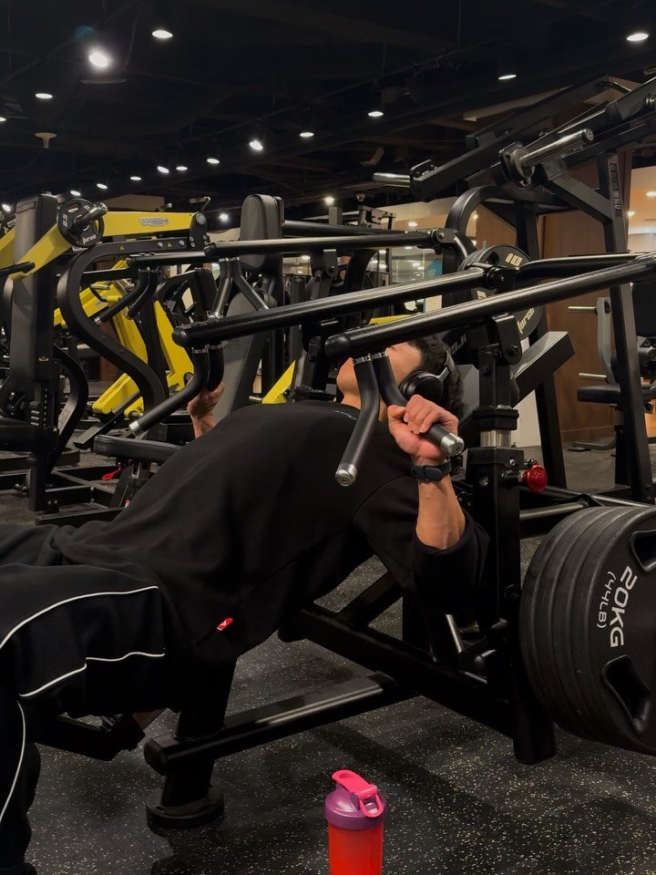 ifbbpro_soo 게시물 이미지: Push day🔥
분명 운동 들어가기 전에
눈 크게 뜨고 얼굴 안쓰려고 했는데
바로...