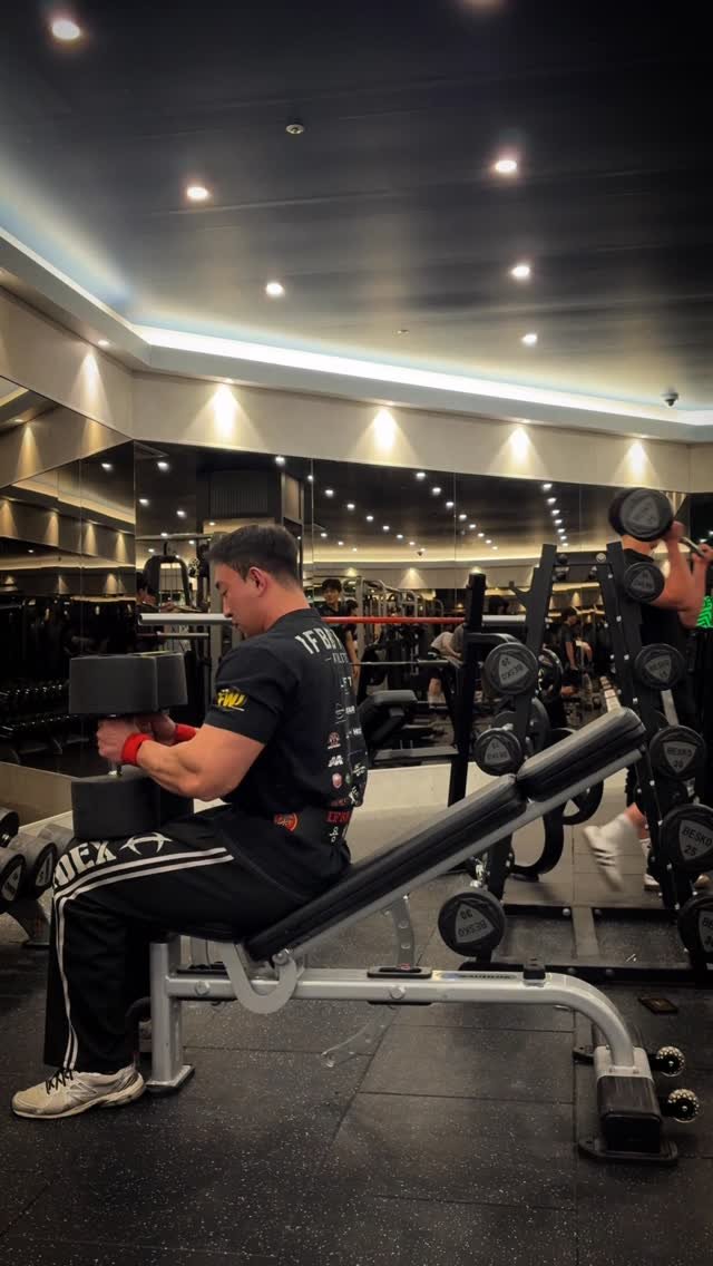 ifbbpro_yyong 게시물 이미지: ❌인클라인 덤벨 프레스 하는데 윗가슴 안차는이유❌
.
가슴운동시 허리를 억지로 들지...