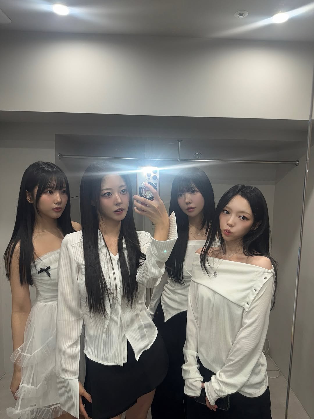 Photo shared by 아이뽀 i4 on September 30, 2025 tagging @hyesunee, @ue1124, @shu_kiiiii, and @different.raein. May be an image of one or more people, hair, mirror, top and text.