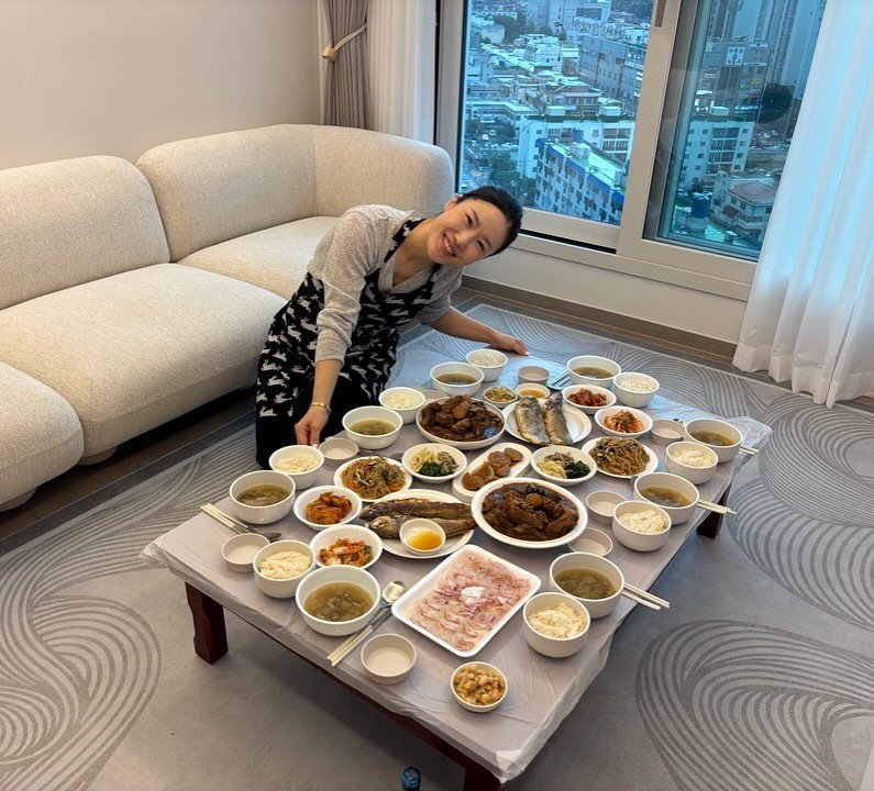 ifyou880113 게시물 이미지: 며느리 놀이 완료👩🏻‍🍳

어머니가 대충 나물 몇 개랑 김치면 된다.
인원은...