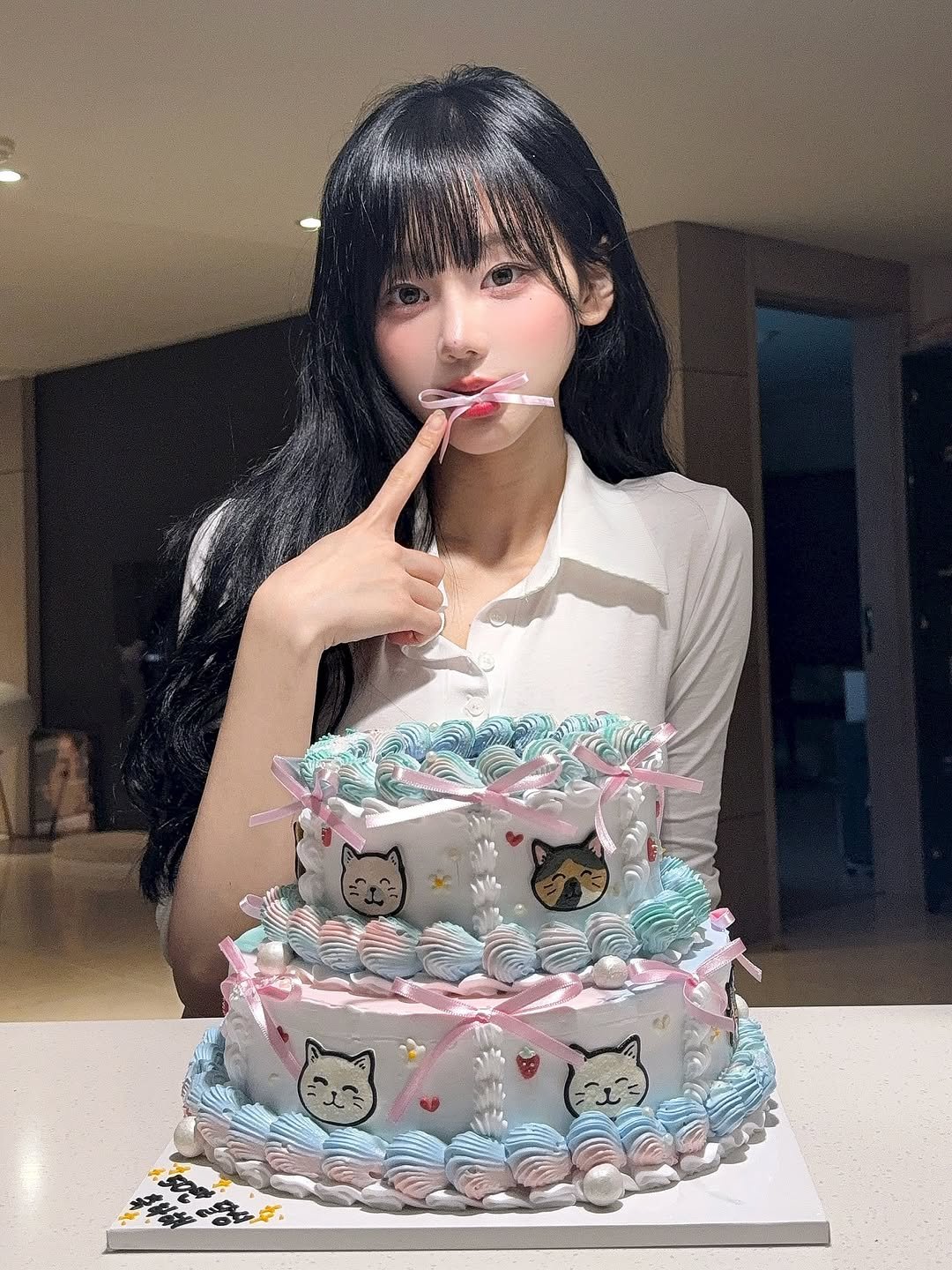 Photo shared by 오연하 on September 06, 2025 tagging @ohyeonha_reacts. May be an image of 1 person, cake and text.