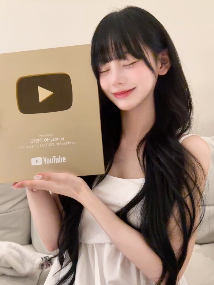 ihate._.eggplant 게시물 이미지: 오!연하 채널 유튜브 골드버튼 인증 이제야 올립니다 1년만에 백 만 찍을 수 있게...
