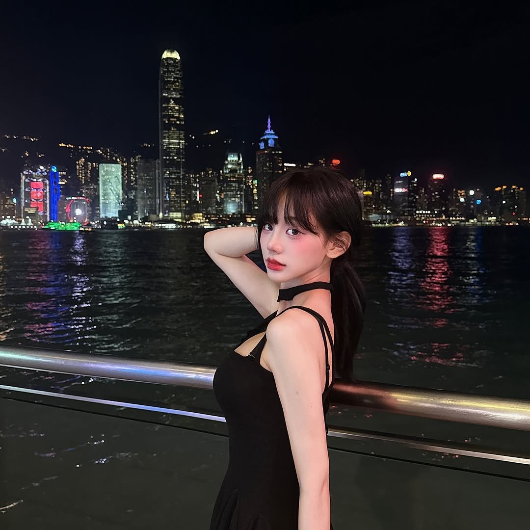 Photo by 오연하 on May 10, 2025. May be an image of 1 person, Victoria Peak, night and text.