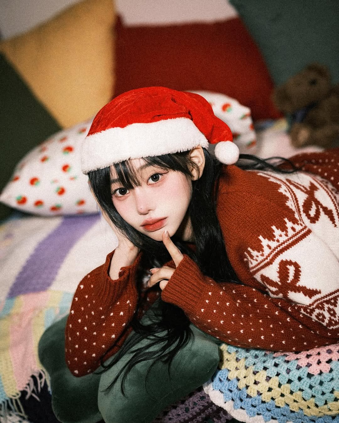 Photo shared by 한 컷 on December 06, 2025 tagging @ihate._.eggplant. May be an image of one or more people, hair, sweater and text.