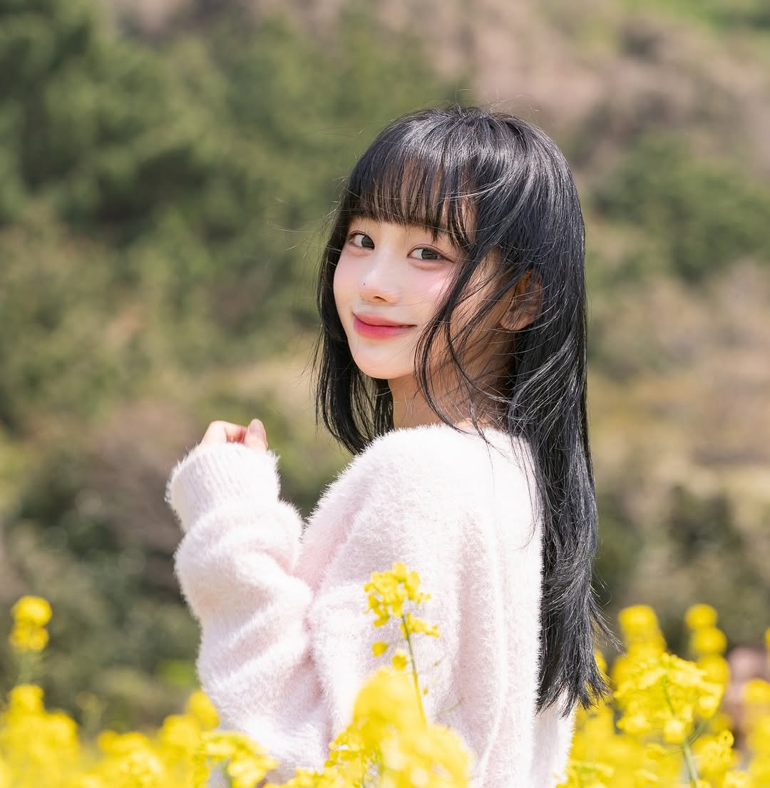 Photo shared by 오연하 on April 21, 2025 tagging @mrj2sara. May be an image of 1 person, baby's-breath, baby blue eyes flower, outdoors and text.
