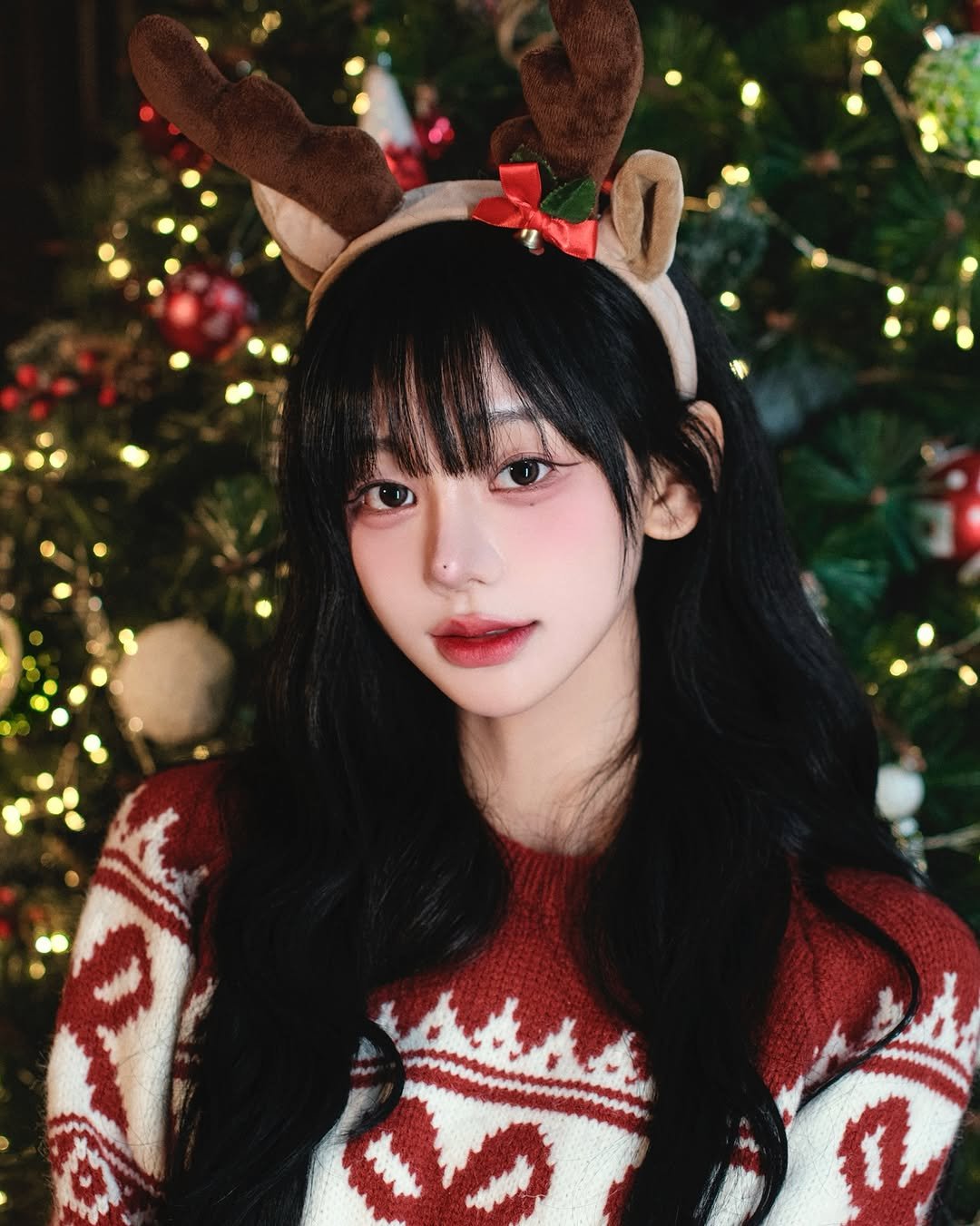 Photo shared by 진돌 on December 06, 2025 tagging @jindol._.2, and @ihate._.eggplant. May be an image of one or more people, hair, christmas tree, sweater and text.
