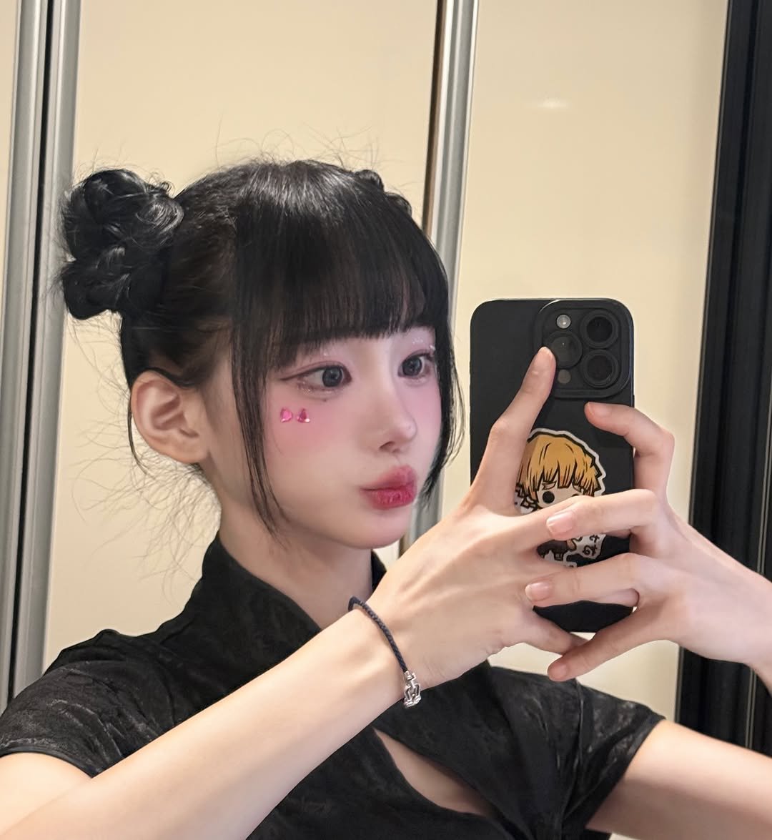 Photo by 오연하 on March 30, 2025. May be a selfie of 1 person, hair, mirror and text.